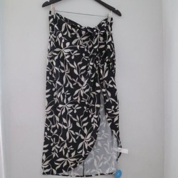 NWT Black Tropical Print Bathing Suit Coverup Size Medium Beach Sarong - Picture 3 of 8